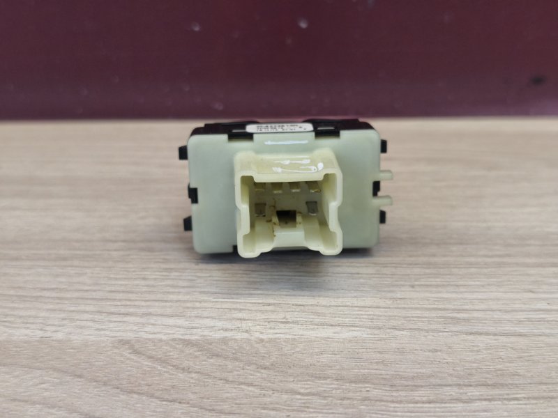 Кнопка стеклоподъемника