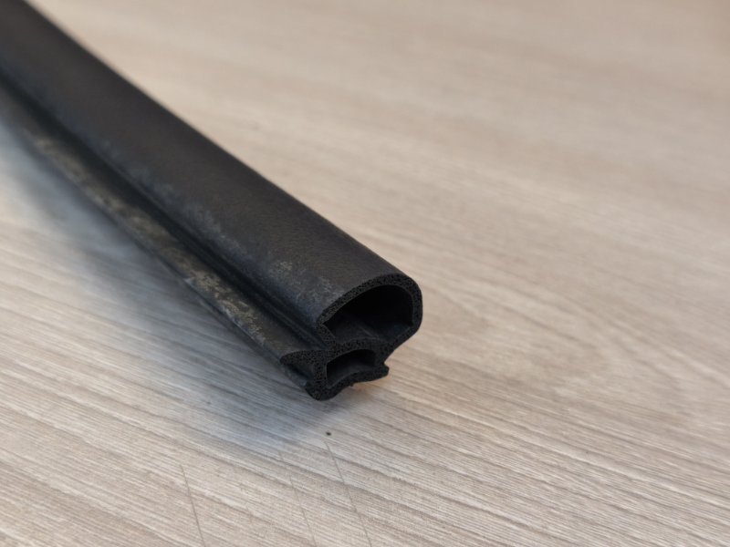 Уплотнитель капота