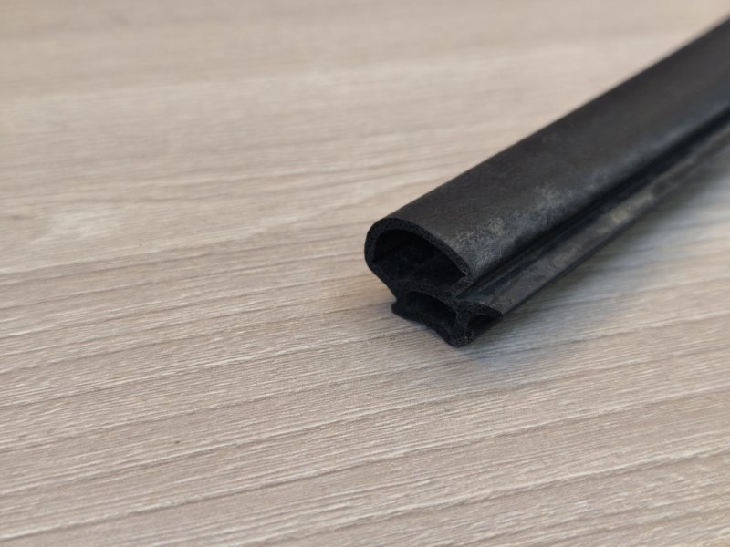 Уплотнитель капота