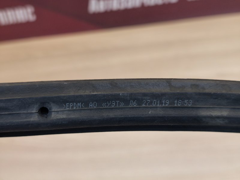 Уплотнитель капота