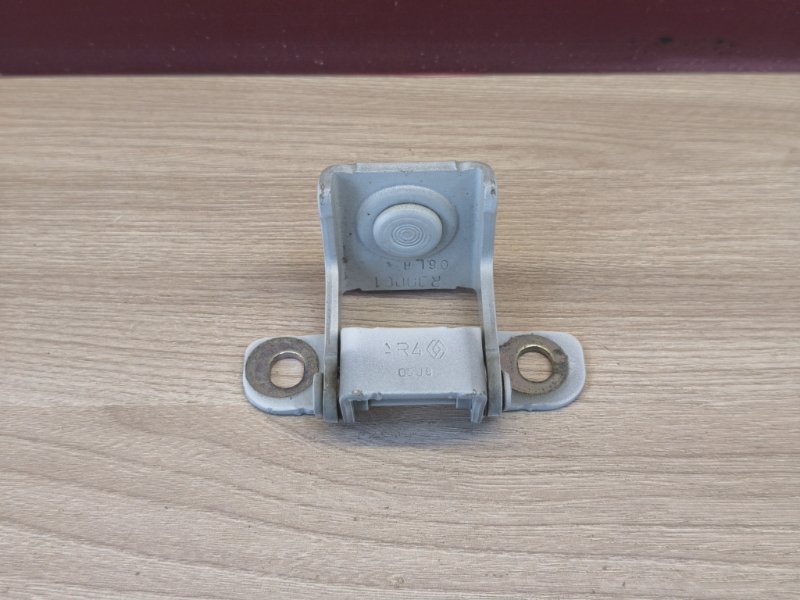 Петля двери багажника