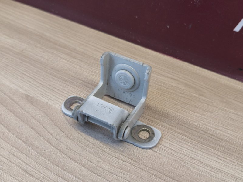 Петля двери багажника