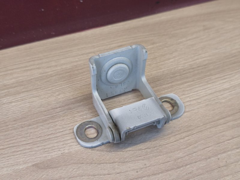 Петля двери багажника