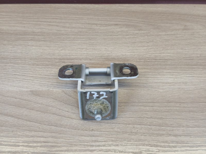 Петля двери багажника