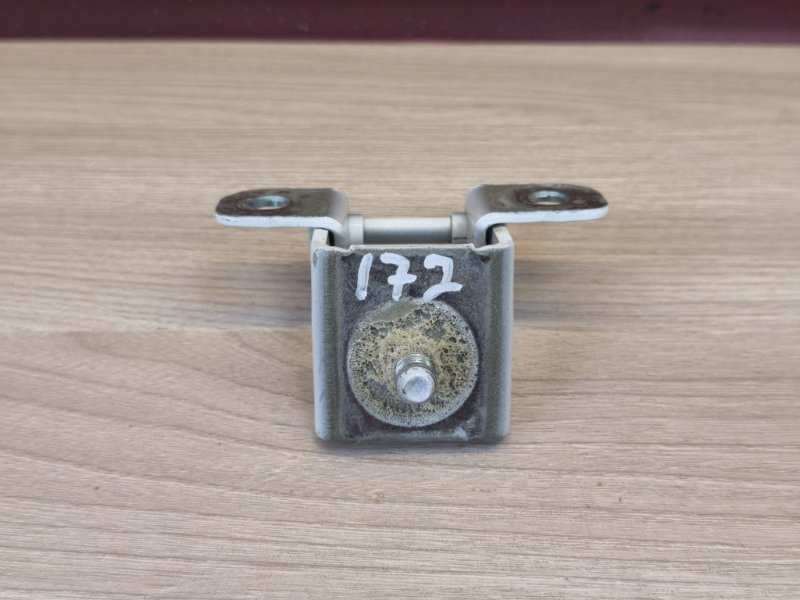 Петля двери багажника