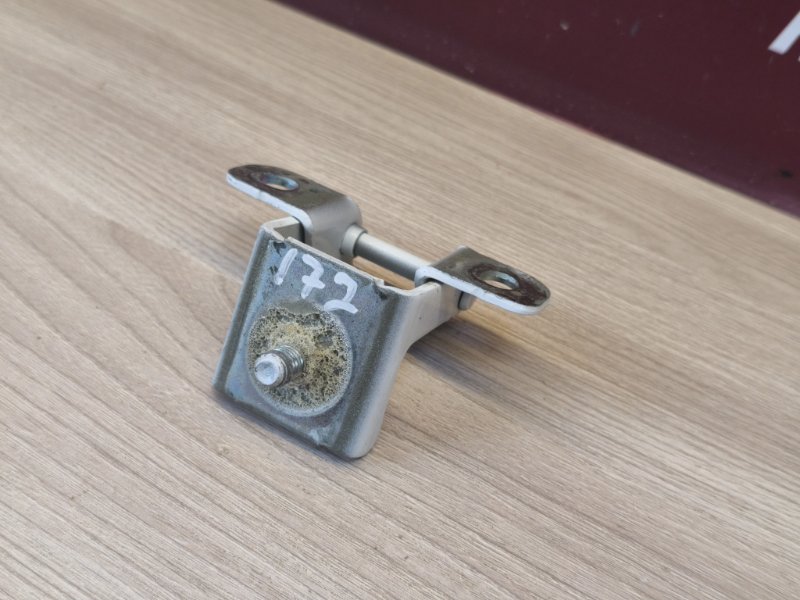 Петля двери багажника