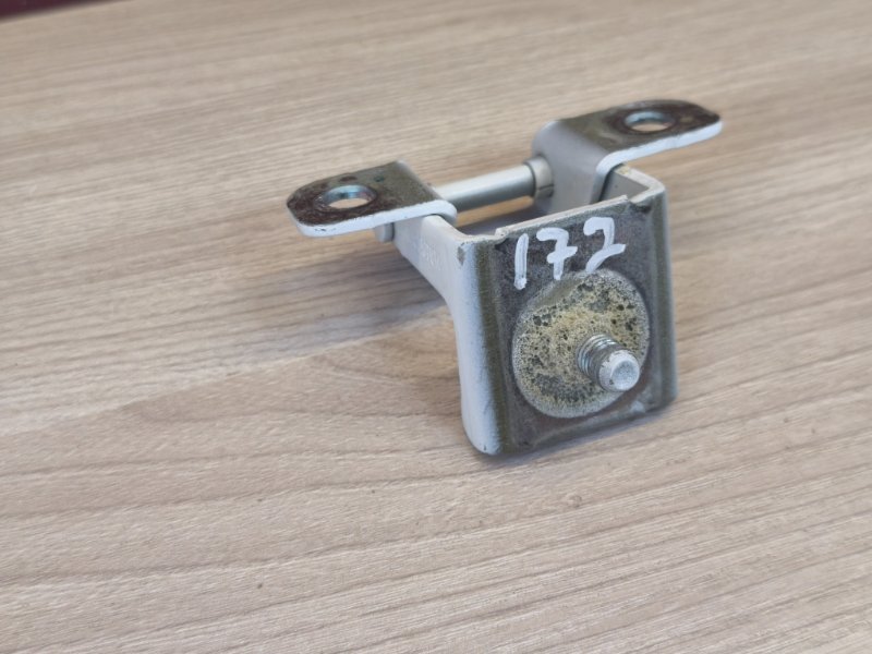 Петля двери багажника