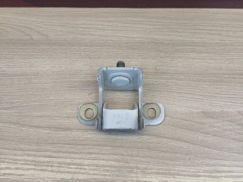 Петля двери багажника