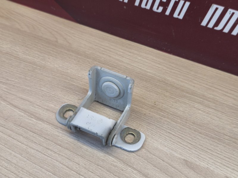 Петля двери багажника