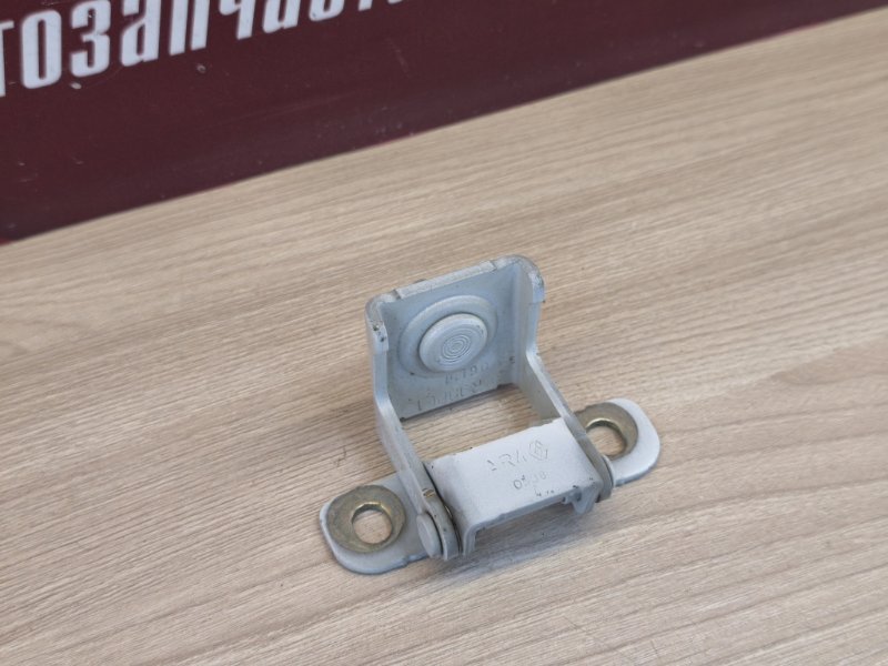 Петля двери багажника