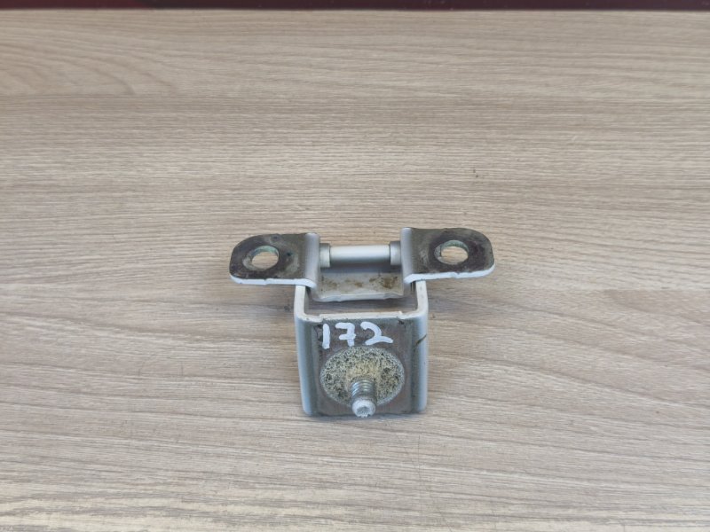 Петля двери багажника