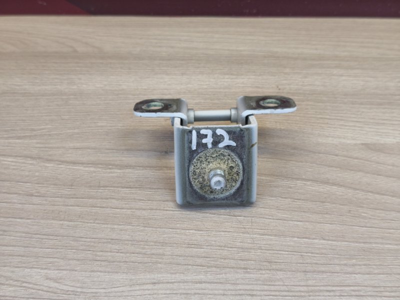 Петля двери багажника