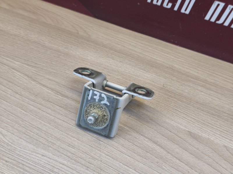 Петля двери багажника