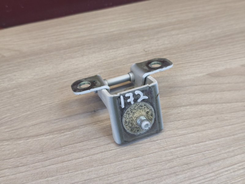 Петля двери багажника