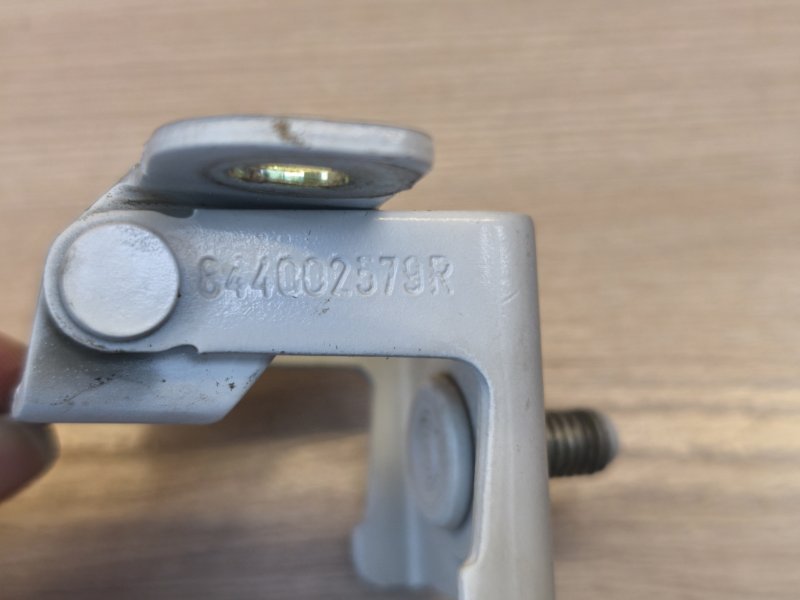 Петля двери багажника