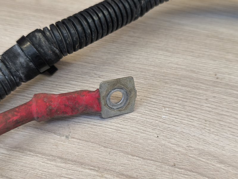 Клемма аккумулятора (минусовая)