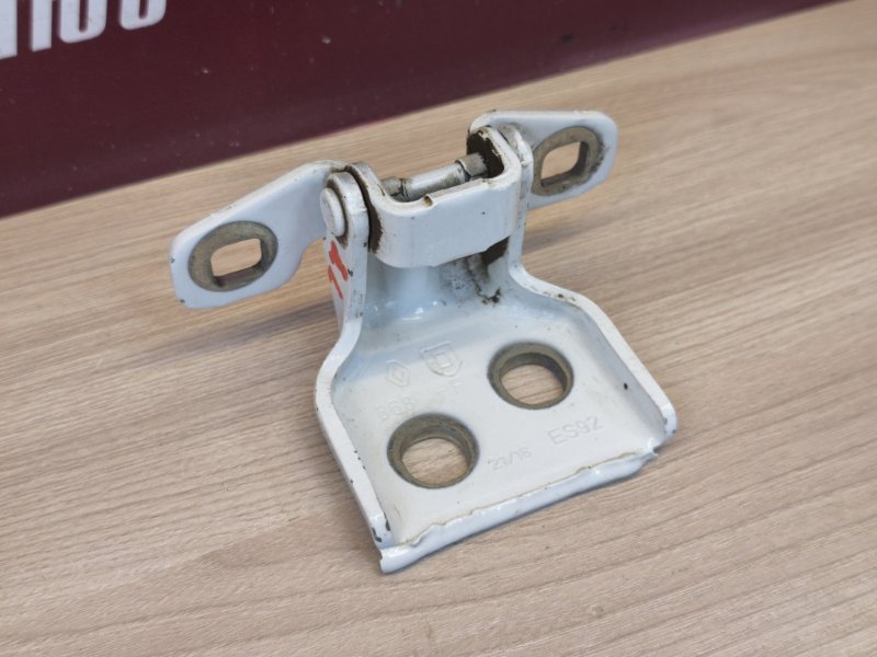 Петля двери