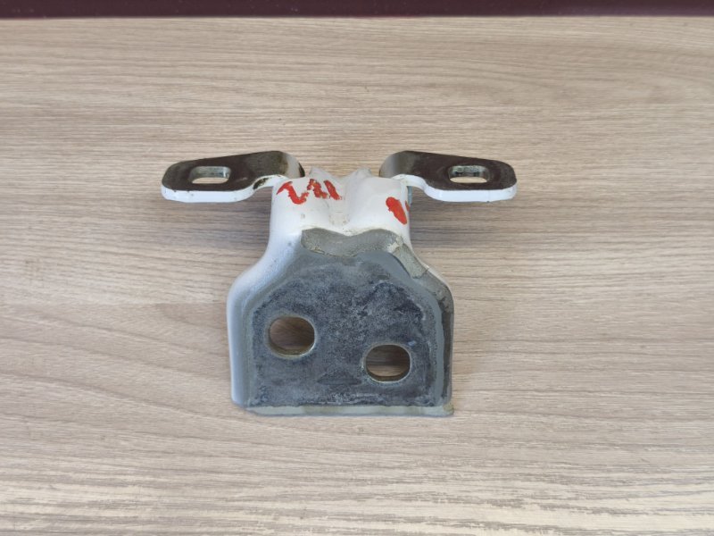 Петля двери