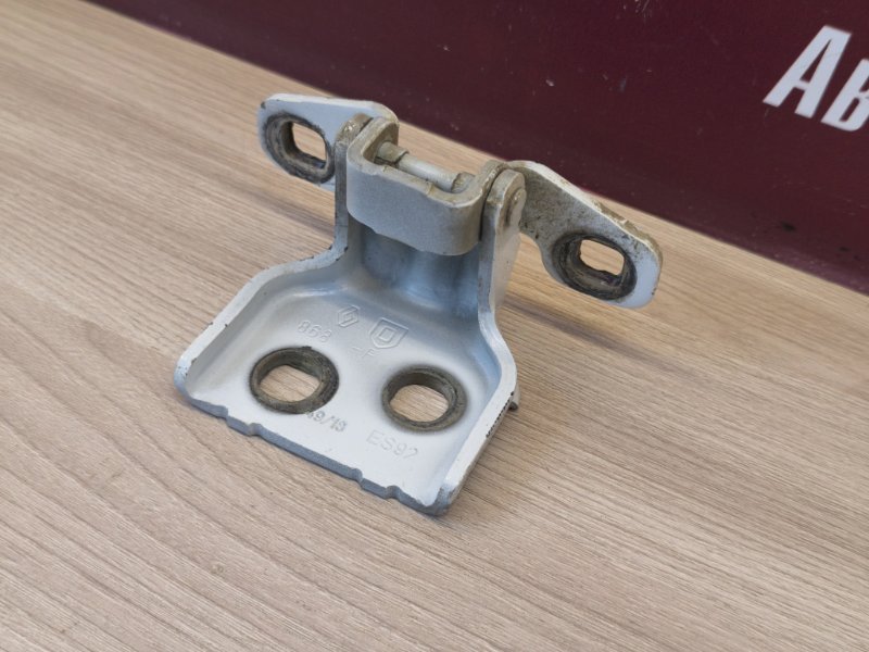 Петля двери