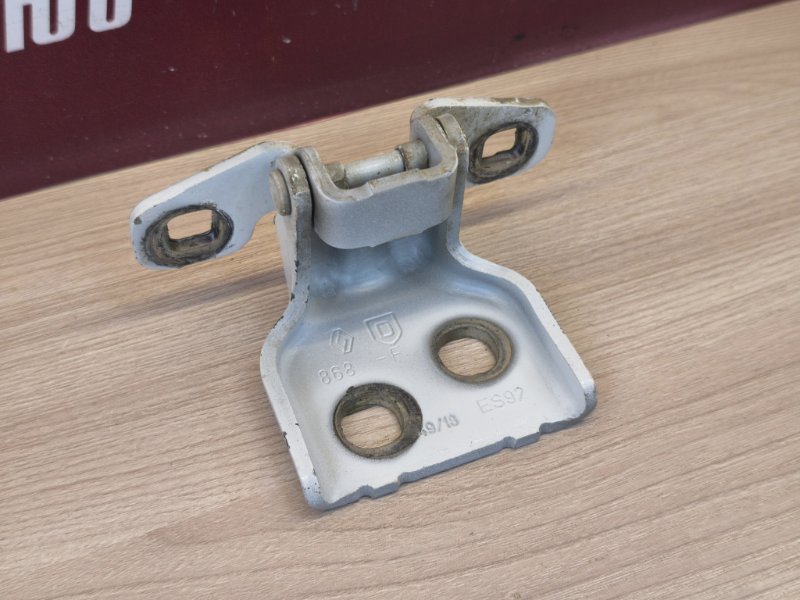 Петля двери