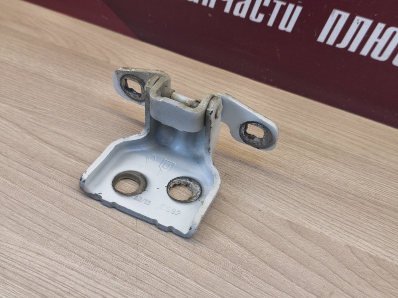 Петля двери