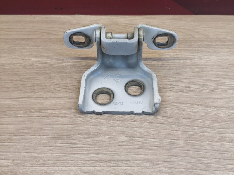 Петля двери