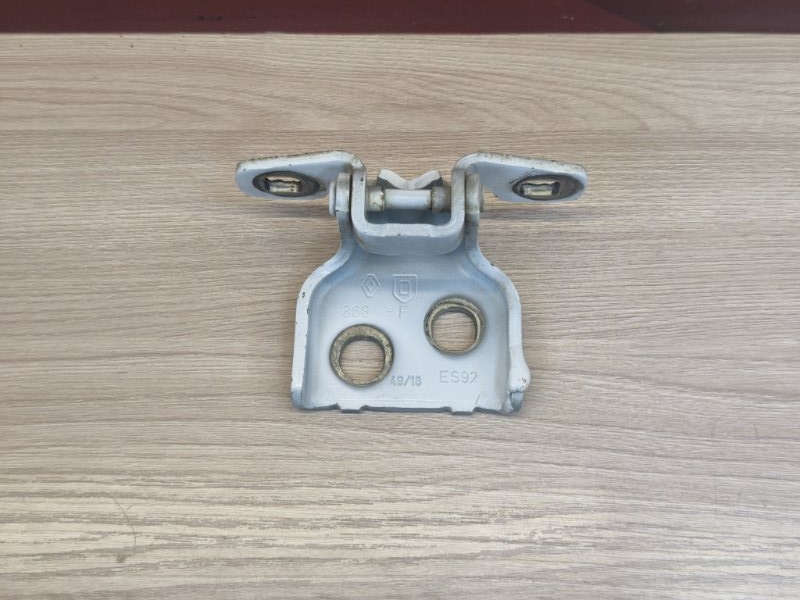 Петля двери