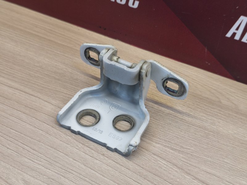 Петля двери