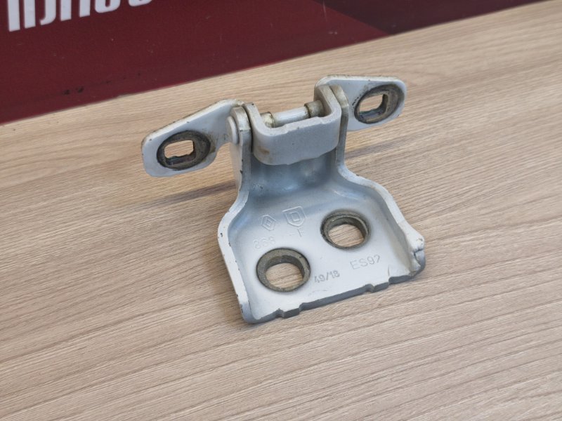 Петля двери