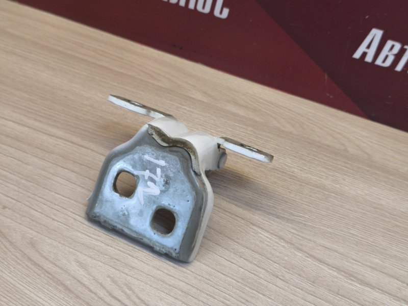 Петля двери