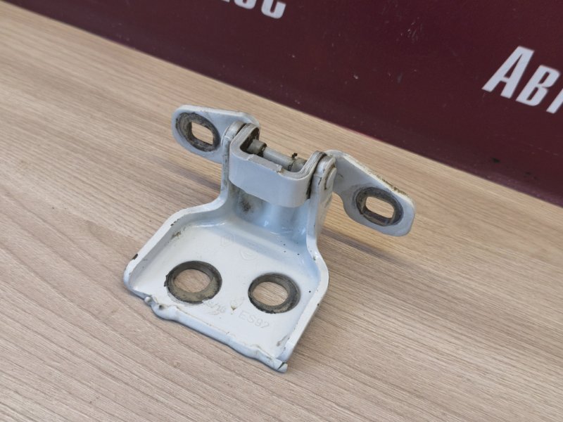 Петля двери