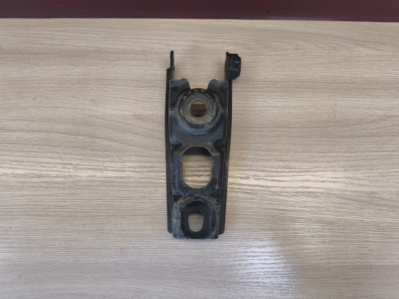 Кронштейн опоры двигателя