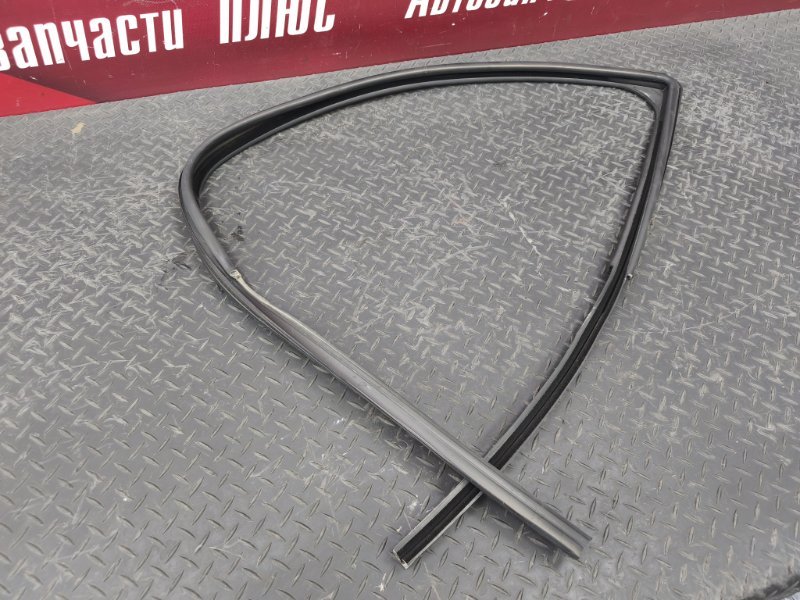 Уплотнитель стекла      двери