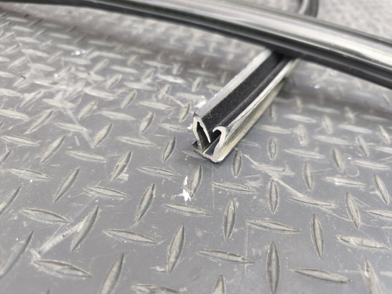 Уплотнитель стекла      двери