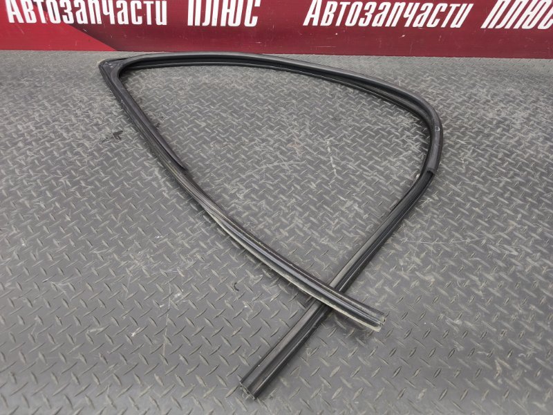 Уплотнитель стекла      двери