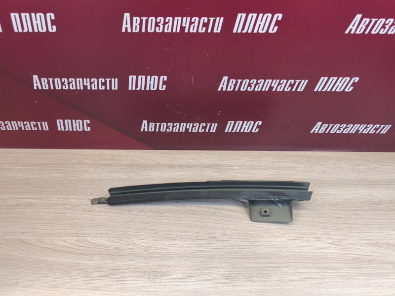 Направляющая стекла двери