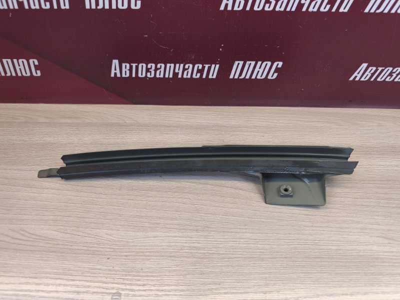 Направляющая стекла двери