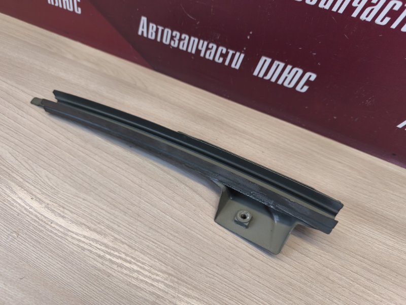 Направляющая стекла двери