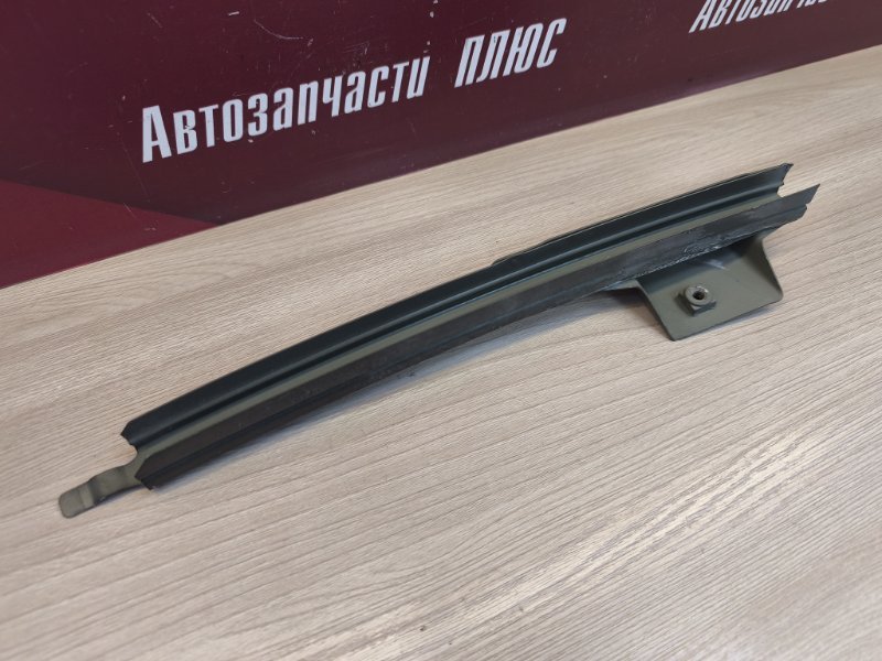 Направляющая стекла двери