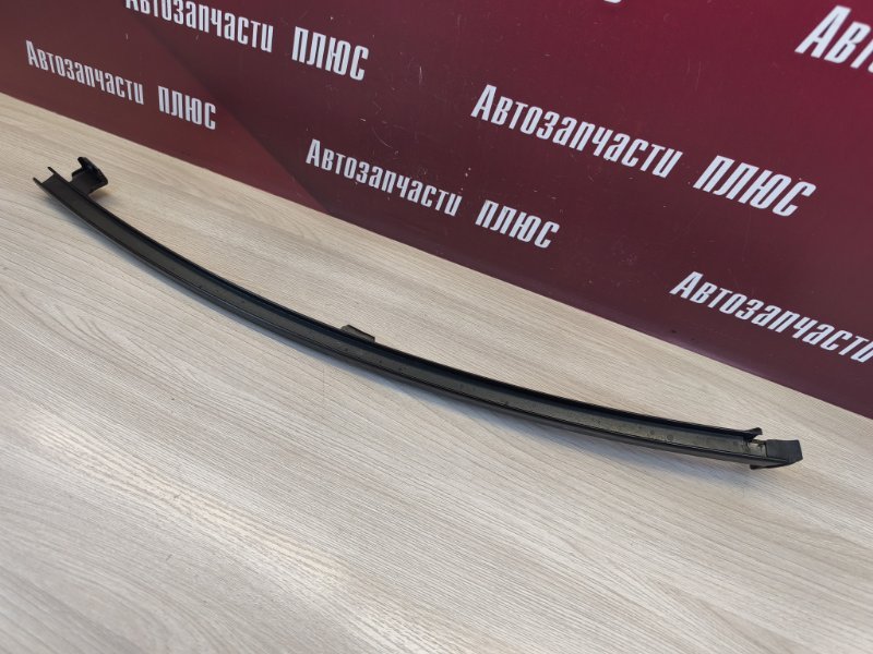 Направляющая стекла двери