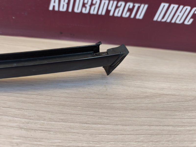 Направляющая стекла двери