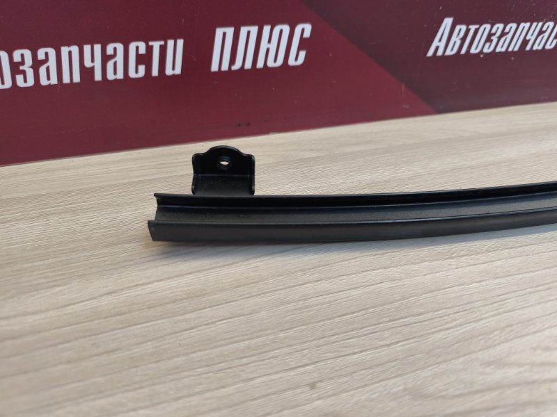 Направляющая стекла двери