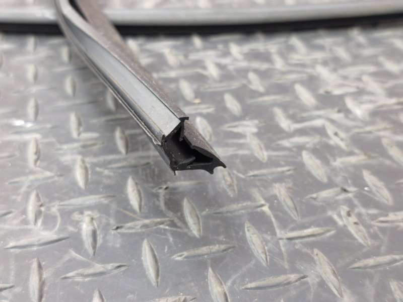 Уплотнитель стекла двери