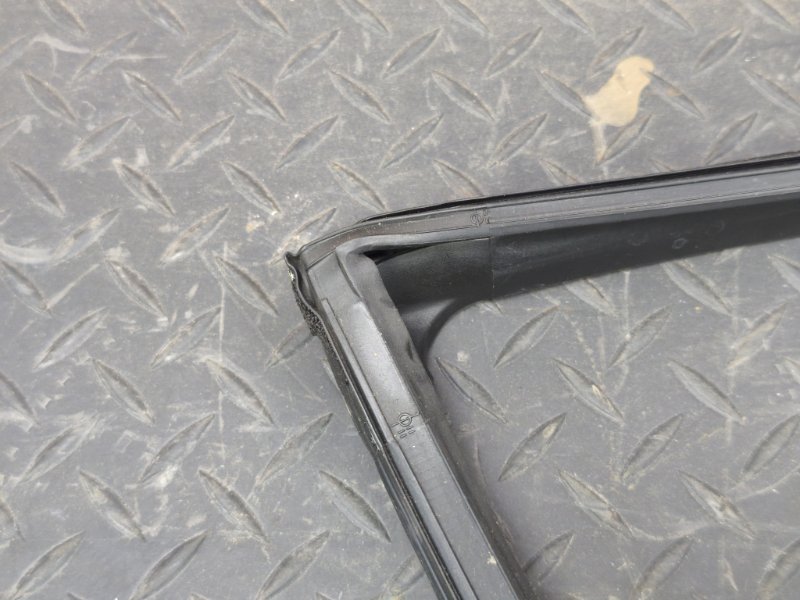 Уплотнитель стекла двери