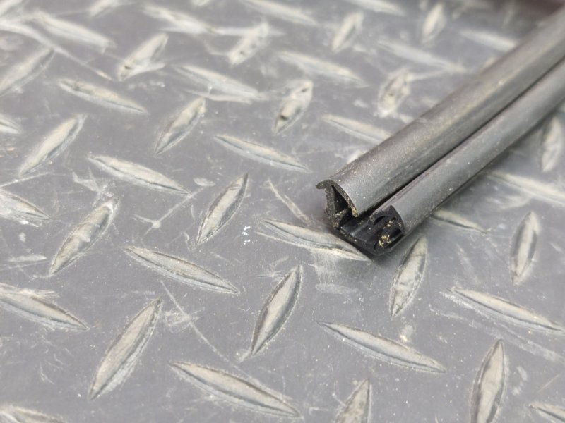 Уплотнитель стекла двери