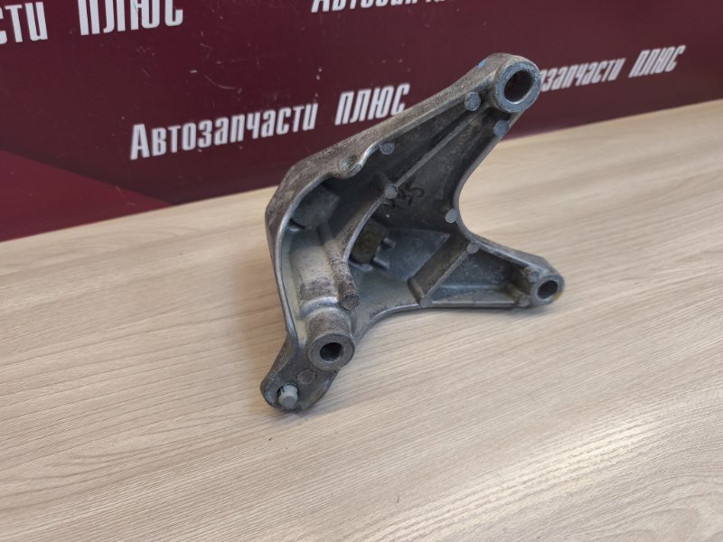 Кронштейн опоры двигателя