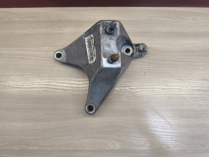 Кронштейн опоры двигателя