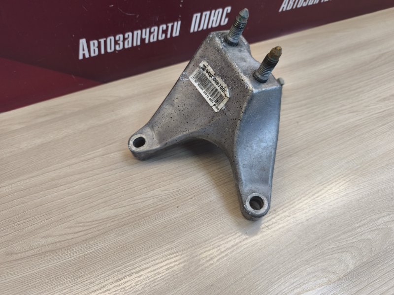 Кронштейн опоры двигателя