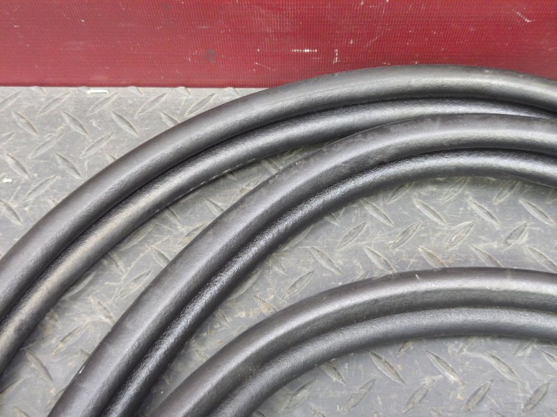 Уплотнительная резинка крышки багажника