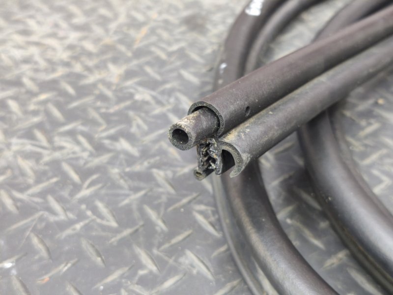 Уплотнительная резинка крышки багажника